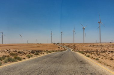King 's Highway ve Ürdün' ün Shobak kasabası yakınlarında rüzgar santralleri