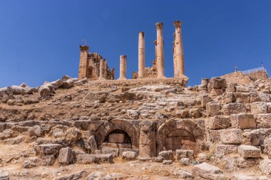 Ürdün 'ün antik kenti Jerash' taki Zeus Tapınağı Propylaeum 'u