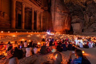 PETRA, JORDAN - 11 Temmuz 2022: İnsanlar antik Petra, Ürdün 'deki Aydınlanmış El Hazine Tapınağını (Hazine) izliyor