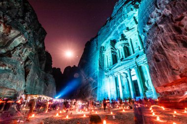 PETRA, JORDAN - 11 Temmuz 2022: Antik Petra, Ürdün 'deki El Hazine Tapınağı' ndaki (Hazine) insanlar