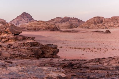 Wadi Rum çölünün Rocky manzarası, Ürdün
