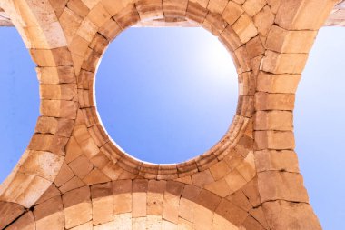 Ürdün 'deki Qasr al-Hallabat camiinin çökmüş kubbesi