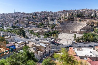 Amman 'ın şehir merkezindeki, Ürdün' deki Roma Tiyatrosu 'nun hava görüntüsü..
