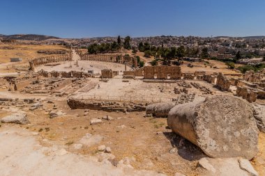 Jerash 'ın Ürdün' deki Zeus Tapınağı 'ndan izlediği antik şehir Forum (Oval Plaza)