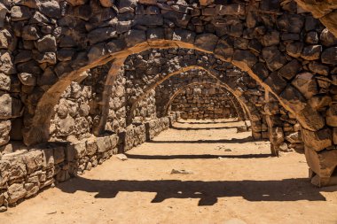 Doğu Ürdün 'deki Qasr al-Azraq kalesindeki kasalar.