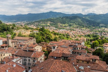 Manzara İtalya 'nın Bergamo şehrinin yukarısından