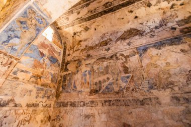 QUSAYR AMRA, JORDAN - 18 Temmuz 2022: Doğu Ürdün 'deki çöl kalelerinden biri olan Kureyr Amra' daki Freskolar (Quseir Amra veya Qasr Amra)