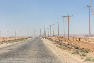 King 's Highway ve Ürdün' ün Shobak kasabası yakınlarında rüzgar santralleri