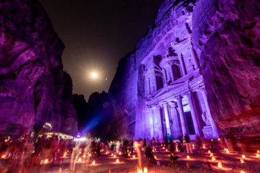 PETRA, JORDAN - 11 Temmuz 2022: Antik Petra, Ürdün 'deki El Hazine Tapınağı' ndaki (Hazine) insanlar
