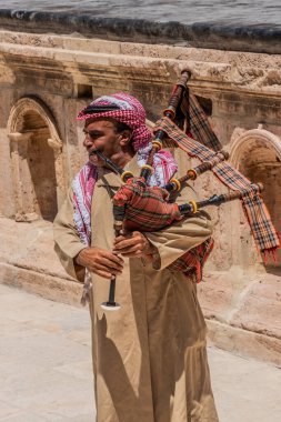 JERASH, JORDAN - 16 Temmuz 2022: Jerash, Ürdün 'deki Güney Tiyatrosu' nda Müzisyen
