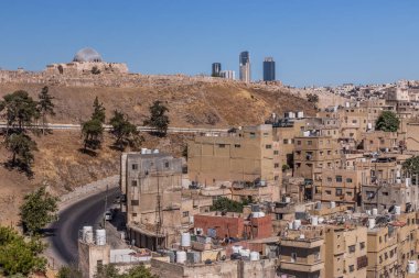Amman şehir merkezindeki evlerin üzerindeki Amman Kalesi manzarası, Ürdün.