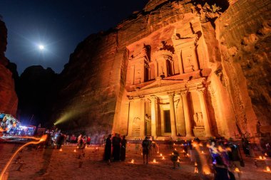 PETRA, JORDAN - 11 Temmuz 2022: Antik Petra, Ürdün 'deki El Hazine Tapınağı' ndaki (Hazine) insanlar