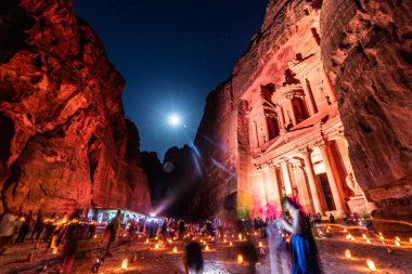 PETRA, JORDAN - 11 Temmuz 2022: Antik Petra, Ürdün 'deki El Hazine Tapınağı' ndaki (Hazine) insanlar
