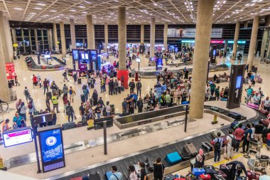 AMMAN, JORDAN - 8 Temmuz 2022: Ürdün 'ün başkenti Amman' daki Kraliçe Alia Uluslararası Havalimanı 'nda bagaj geri alma alanı