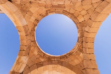 Ürdün 'deki Qasr al-Hallabat camiinin çökmüş kubbesi