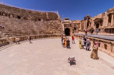JERASH, JORDAN - 16 Temmuz 2022: Jerash, Ürdün 'deki Güney Tiyatrosu' nda Turistler