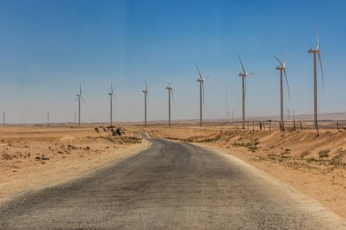 King 's Highway ve Ürdün' ün Shobak kasabası yakınlarında rüzgar santralleri