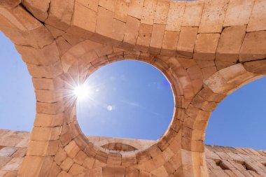 Ürdün 'deki Qasr al-Hallabat camiinin çökmüş kubbesi