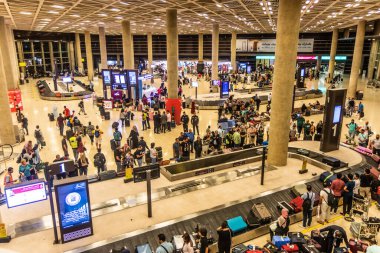 AMMAN, JORDAN - 8 Temmuz 2022: Ürdün 'ün başkenti Amman' daki Kraliçe Alia Uluslararası Havalimanı 'nda bagaj geri alma alanı