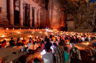 PETRA, JORDAN - 11 Temmuz 2022: İnsanlar antik Petra, Ürdün 'deki Aydınlanmış El Hazine Tapınağını (Hazine) izliyor