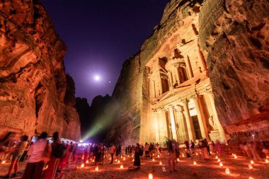 PETRA, JORDAN - 11 Temmuz 2022: Antik Petra, Ürdün 'deki El Hazine Tapınağı' ndaki (Hazine) insanlar