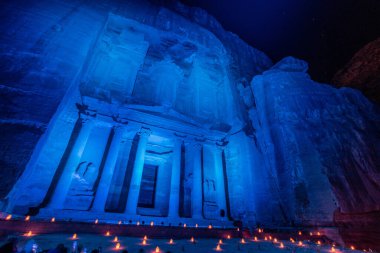 Antik Petra, Ürdün 'deki El Hazine Tapınağı' nı (Hazine) aydınlattı.