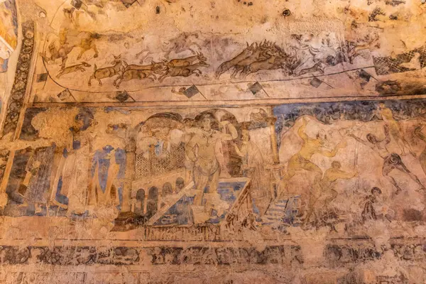 QUSAYR AMRA, JORDAN - 18 Temmuz 2022: Doğu Ürdün 'deki çöl kalelerinden biri olan Kureyr Amra' daki Freskolar (Quseir Amra veya Qasr Amra)