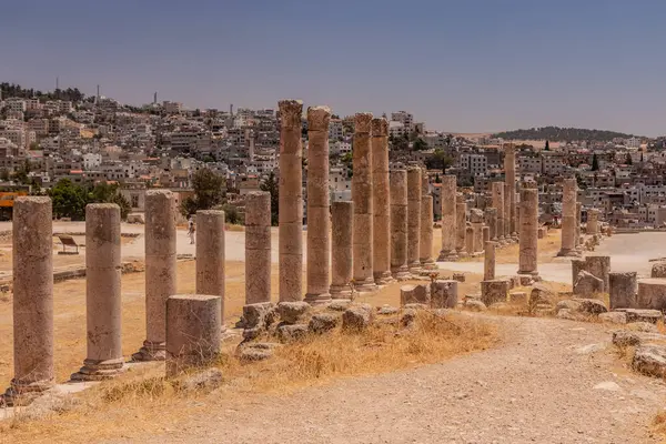 Ürdün 'ün antik kenti Jerash' taki Artemis Tapınağı 'nın etrafındaki Colonnade