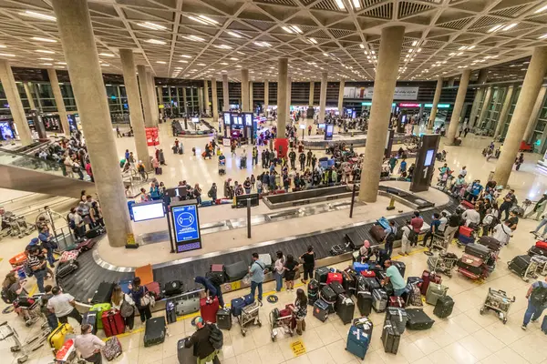 AMMAN, JORDAN - 8 Temmuz 2022: Ürdün 'ün başkenti Amman' daki Kraliçe Alia Uluslararası Havalimanı 'nda bagaj geri alma alanı