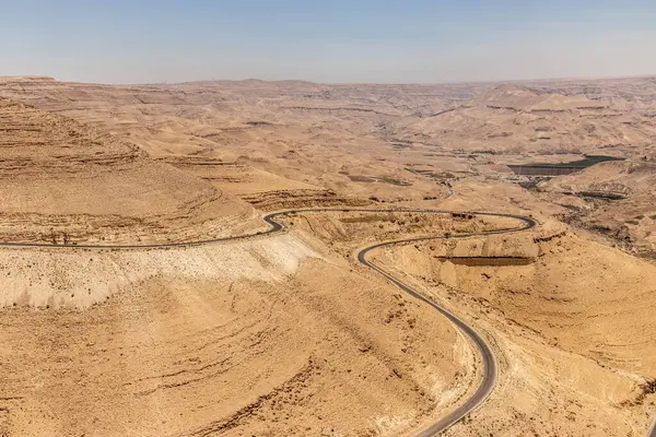 Wadi Mujib Kanyonu ve Kral 'ın Karayolu' nun havadan görünüşü, Ürdün
