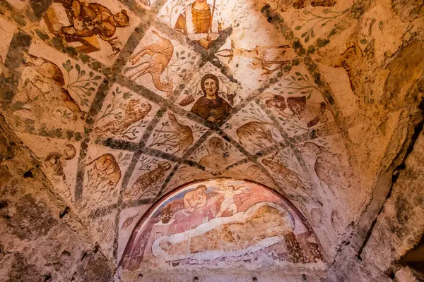 QUSAYR AMRA, JORDAN - 18 Temmuz 2022: Doğu Ürdün 'deki çöl kalelerinden biri olan Kureyr Amra' daki Freskolar (Quseir Amra veya Qasr Amra)