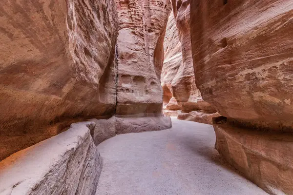 Siq geçidi, antik şehir Petra 'nın ana girişi, Ürdün