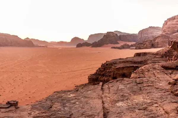 Wadi Rum çölünün Rocky manzarası, Ürdün