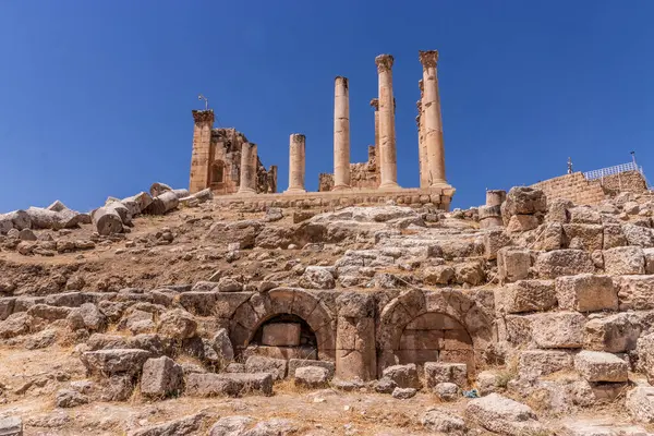 Ürdün 'ün antik kenti Jerash' taki Zeus Tapınağı Propylaeum 'u