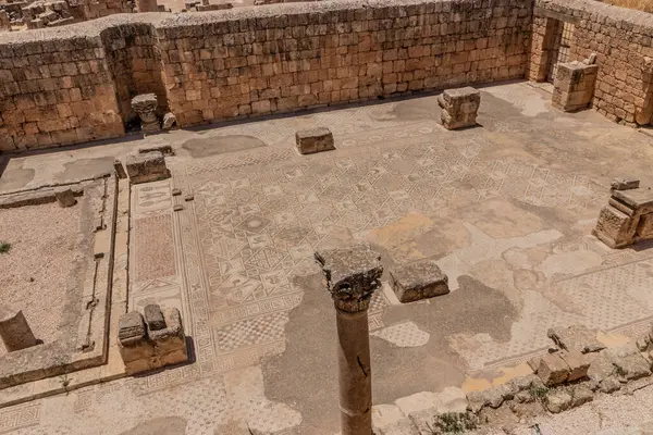 Aziz Cosmas Kilisesi ve Damianus antik şehir Jerash, Ürdün 'de harabe.