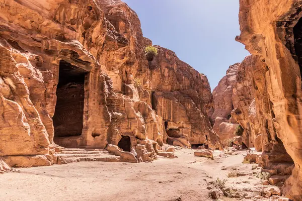 Küçük Petra Kanyonu, Ürdün 'de taş kesilmiş mezarlar.