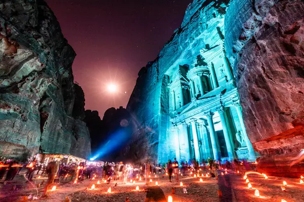 PETRA, JORDAN - 11 Temmuz 2022: Antik Petra, Ürdün 'deki El Hazine Tapınağı' ndaki (Hazine) insanlar