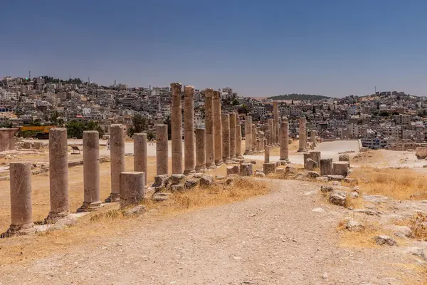 Ürdün 'ün antik kenti Jerash' taki Artemis Tapınağı 'nın etrafındaki Colonnade