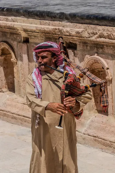 JERASH, JORDAN - 16 Temmuz 2022: Jerash, Ürdün 'deki Güney Tiyatrosu' nda Müzisyen