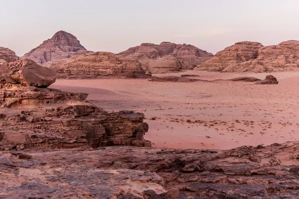 Wadi Rum çölünün Rocky manzarası, Ürdün