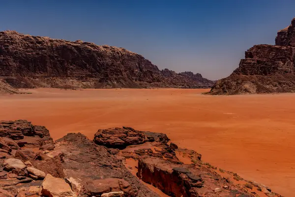 Wadi Rum çölünün Rocky manzarası, Ürdün