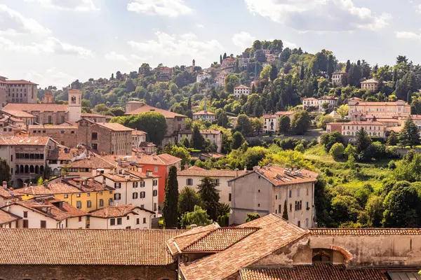 İtalya 'nın Bergamo şehrinin yukarısında.