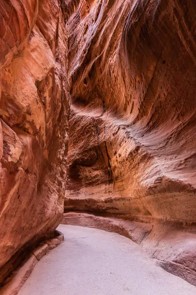 Siq geçidi, antik şehir Petra 'nın ana girişi, Ürdün