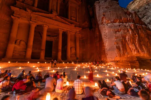 PETRA, JORDAN - 11 Temmuz 2022: İnsanlar antik Petra, Ürdün 'deki Aydınlanmış El Hazine Tapınağını (Hazine) izliyor
