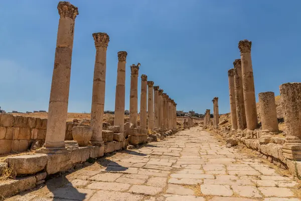 Jerash, Ürdün 'deki Colonnaded Caddesi (Cardo Maximus)