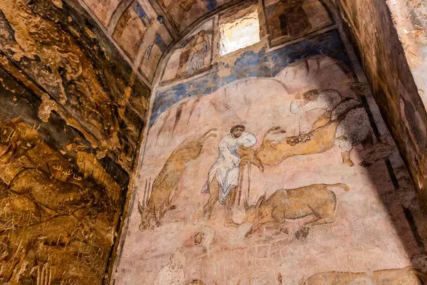 QUSAYR AMRA, JORDAN - 18 Temmuz 2022: Doğu Ürdün 'deki çöl kalelerinden biri olan Kureyr Amra' daki Freskolar (Quseir Amra veya Qasr Amra)