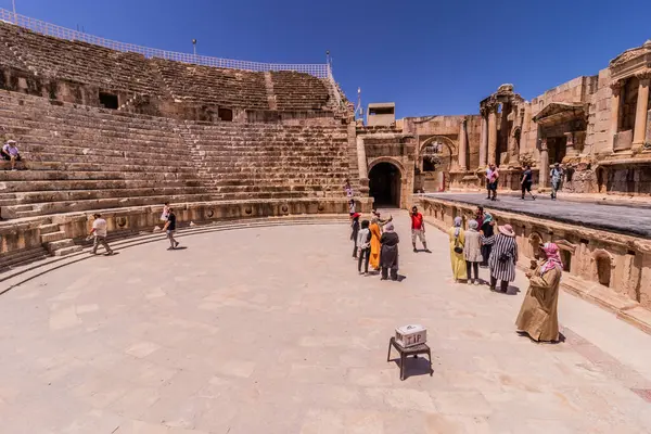 JERASH, JORDAN - 16 Temmuz 2022: Jerash, Ürdün 'deki Güney Tiyatrosu' nda Turistler