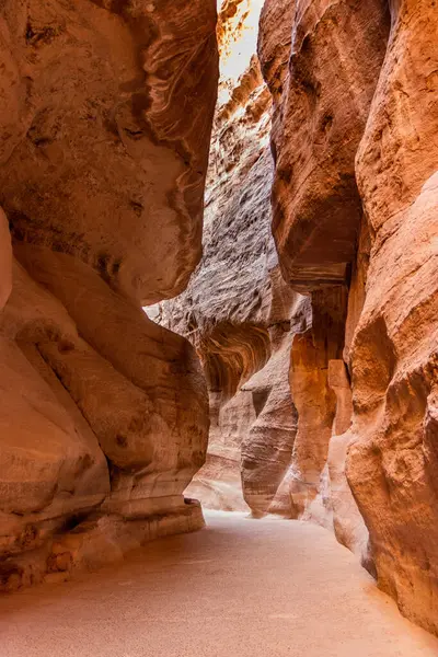Siq geçidi, antik şehir Petra 'nın ana girişi, Ürdün