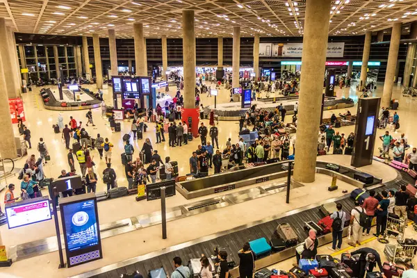 AMMAN, JORDAN - 8 Temmuz 2022: Ürdün 'ün başkenti Amman' daki Kraliçe Alia Uluslararası Havalimanı 'nda bagaj geri alma alanı