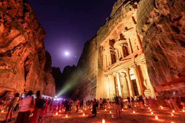 PETRA, JORDAN - 11 Temmuz 2022: Antik Petra, Ürdün 'deki El Hazine Tapınağı' ndaki (Hazine) insanlar